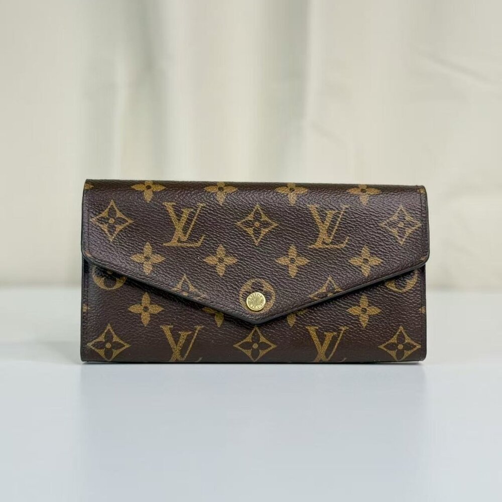Louis Vuitton Monogram Canvas Wallet with Classic LV Logo Design